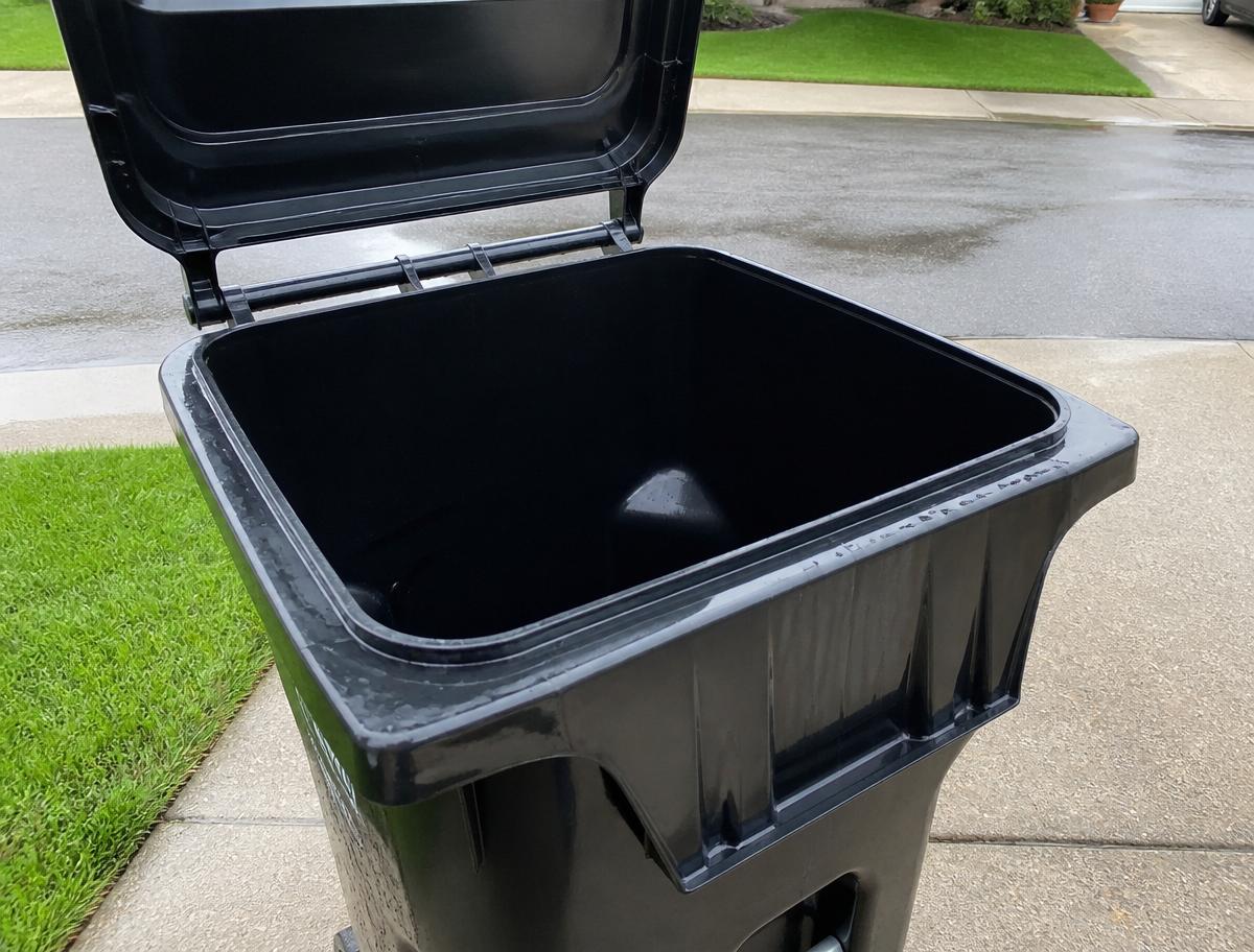 Trash bin after professional Bin Fresh cleaning
